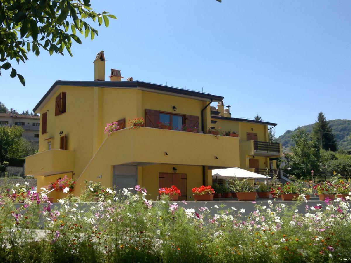 Ferienwohnung 4Flats In Orto Di Venanzio Barrea Exterior foto